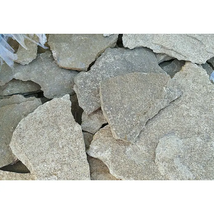BHS Valencia Piedra Fósil Teruel - Gris - Primer plano de losas grises, ideales para crear caminos de jardín rústicos y naturales o patios con texturas y tonos únicos.