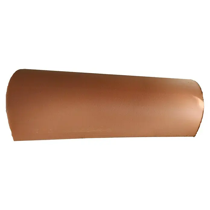 BHS Valencia Teja Curva - 25 x 12 cm, Rojo - Primer plano de una teja de terracota, resaltando su forma redondeada y textura sobre un fondo oscuro.
