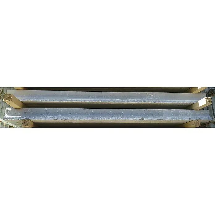 BHS Valencia Base de hormigón Viga T18 - Largo: 3 m - Pila de losas de hormigón grises, separadas por bloques de madera, que muestra una construcción robusta y carga estable.