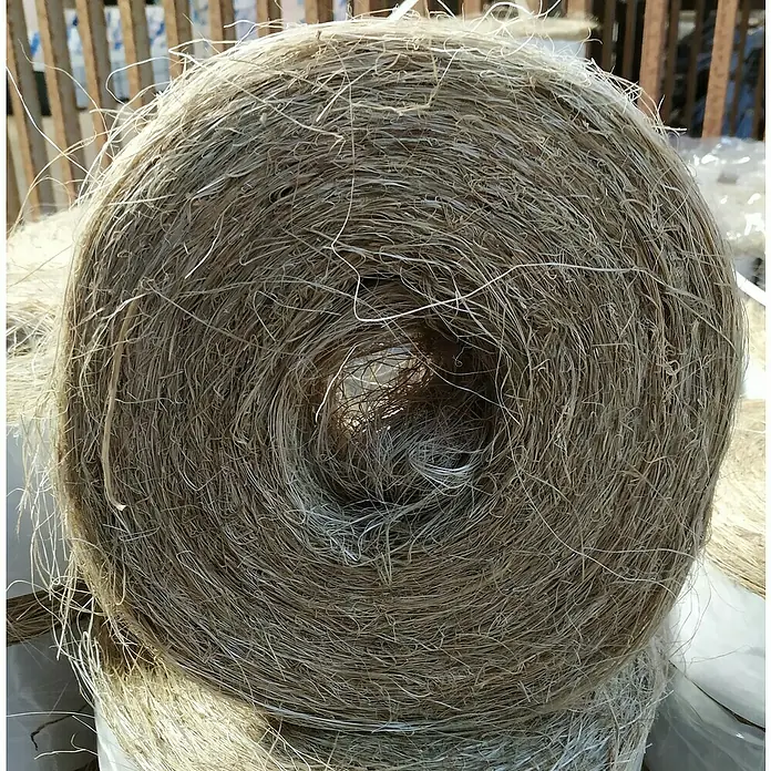 BHS Valencia Rollo de esparto y sisal - 500 g - Primer plano de un rollo de fibra de cáñamo natural, ideal para jardinería y proyectos de artesanía.