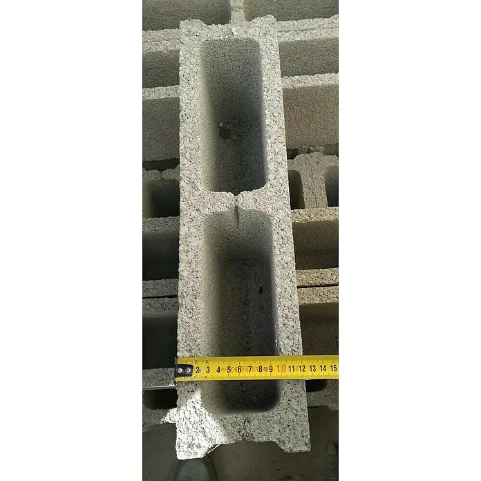 BHS Valencia Bloque de hormigón poroso - 50 x 20 x 12 cm, Hormigón - Primer plano de un bloque hueco de hormigón con dos agujeros, medido con una cinta métrica amarilla para mostrar sus dimensiones.