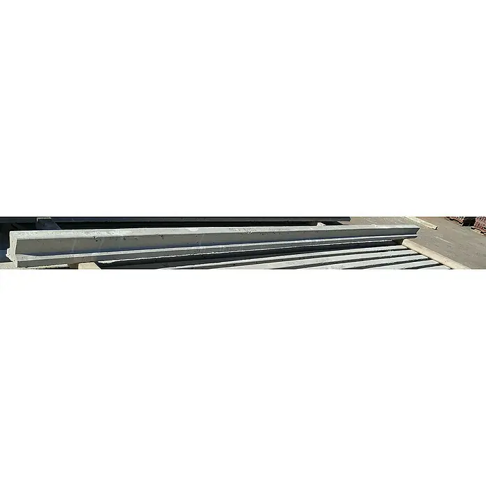BHS Valencia Base de hormigón Semivigueta T12 - 6 m - Pila de bordillos grises. Bordillos de hormigón para la construcción de carreteras o jardinería. Productos de construcción duraderos.