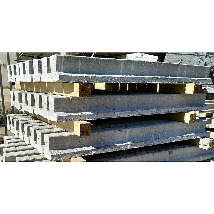 BHS Valencia Base de hormigón Semivigueta T12 - 2 m - Vigas prefabricadas de hormigón en forma de T apiladas sobre bloques de madera, materiales de construcción.