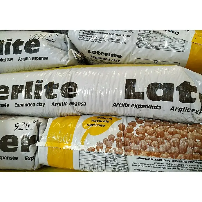 BHS Valencia Granulado de arcilla Laterlite - 50 l - Imagen de sacos de arcilla expandida Laterlite, un material versátil para proyectos de construcción y jardinería, apilados.