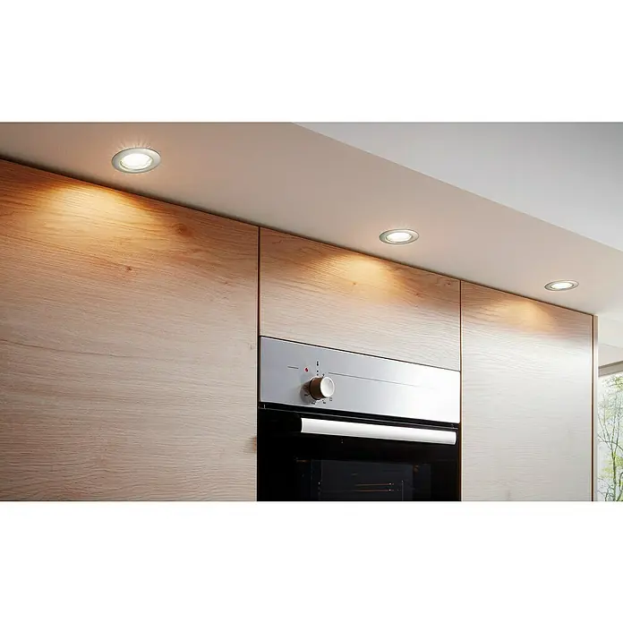 Eglo LED-Einbauleuchten-Set - 9 W, Nickel matt, 3 Stk., Warmweiß, IP20 - Moderne Küche mit integriertem Backofen und Deckenleuchten. Die LED-Spots sorgen für eine angenehme Beleuchtung der Holzfronten und Arbeitsflächen.