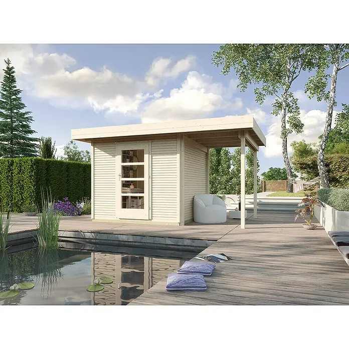 Weka wekaLine Gartenhaus Designhaus 172 + Anbau 150 cm - Außenmaß inkl. Dachüberstand (B x T): 424 x 316 cm, Holz, Natur, 9,278 m² - Gartenhaus mit Flachdach und überdachter Terrasse neben einem Teich mit Seerosen, umgeben von Grünpflanzen und Bäumen.