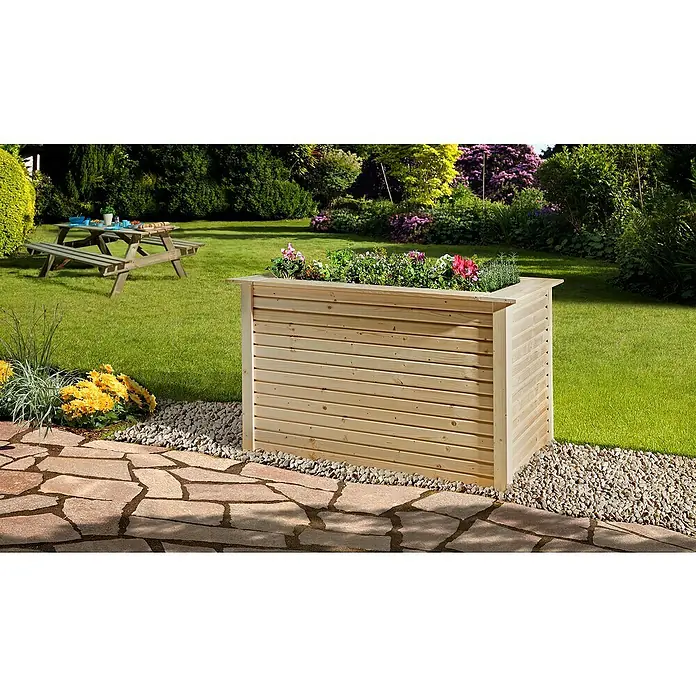 Weka Hochbeet 669 - 91 x 131 x 81 cm, Holz, Natur - Ein hochgezogenes Holzbeet mit frischen Blumen, eingebettet in einen Garten mit Steinterrasse und grüner Rasenfläche.