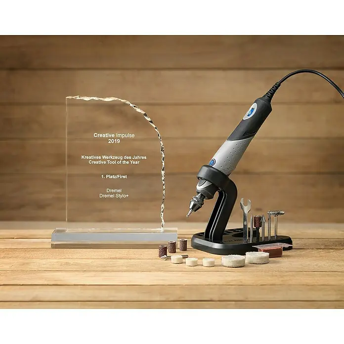 Dremel Elektro-Multifunktionswerkzeug 2050 Stylo+ - 9 W - Nahaufnahme des Dremel Stylo+ mit Zubehör und einer Auszeichnung für kreatives Werkzeug des Jahres.