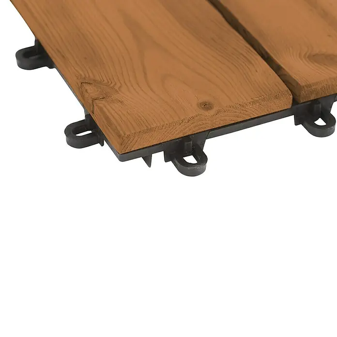 Loseta con sistema click Smartdeck - Pino, 30 x 30 x 2,5 cm, Natural, 6 ud. - Primer plano de baldosas de cubierta marrones con conectores de plástico oscuro, perfectas para espacios exteriores.