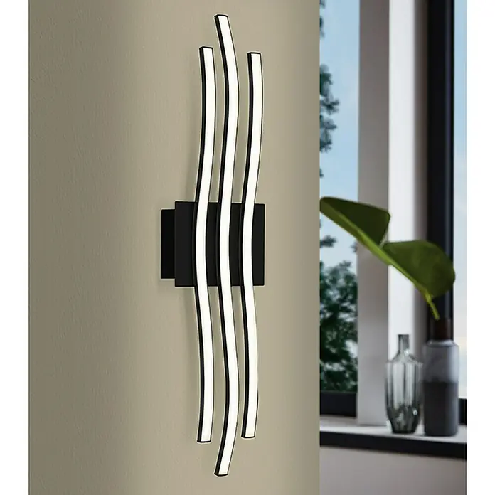 Eglo Plafón LED para pared y techo Roncade 1 - 21 W, L x An x Al: 65 x 13 x 4,5 cm, Negro/blanco, Blanco cálido - Una lámpara de pared LED moderna con líneas curvas y una base negra, creando un ambiente elegante. Perfecta para interiores contemporáneos.