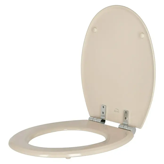 Poseidon WC-Sitz Rio - Holz, Bahama Beige, Mit Absenkautomatik - Beige Toilettensitz von Bemis, leicht geöffnet, mit Chrombeschlägen, vor einem neutralen schwarzen Hintergrund. Ideal für Badezimmerrenovierungen.