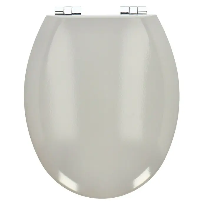 Poseidon WC-Sitz Rio - Holz, Manhattangrau, Mit Absenkautomatik - Ein cremefarbener Toilettensitz mit glänzender Oberfläche und verchromten Scharnieren, fotografiert vor einem schwarzen Hintergrund.