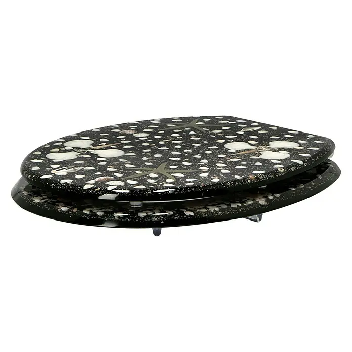 Poseidon WC-Sitz Concha - Polyresin, Schwarz - Bild eines Toilettensitzes mit ungewöhnlichem Muster aus der Nähe, der einen modernen Touch für jedes Badezimmer verspricht.