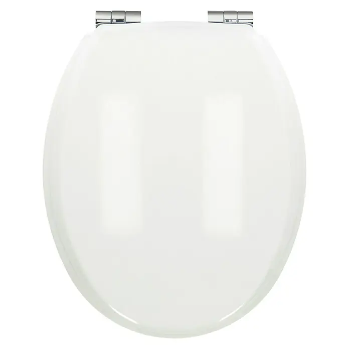 Poseidon WC-Sitz Canyon - Holz, Weiß, Mit Absenkautomatik - Nahaufnahme eines runden, weißen Toilettensitzes mit glänzenden Chrombeschlägen, der eine elegante und hygienische Badezimmerausstattung darstellt.