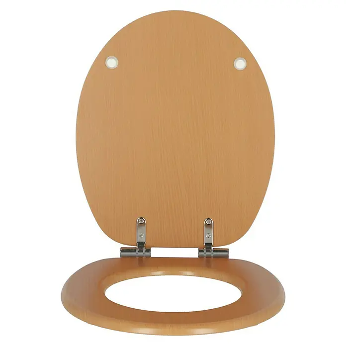 Poseidon WC-Sitz Tabea - MDF, Buche, Mit Absenkautomatik - Ein Toilettensitz aus Holz mit Chromscharnieren, leicht geöffnet auf einem schwarzen Hintergrund für Sanitärzwecke.