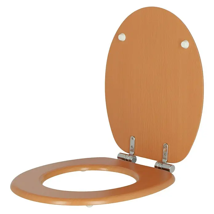 Poseidon WC-Sitz Tabea - MDF, Buche, Mit Absenkautomatik - Ein hochgeklappter Toilettensitz aus Holz mit glänzenden Metallscharnieren vor einem neutralen, schwarzen Hintergrund.