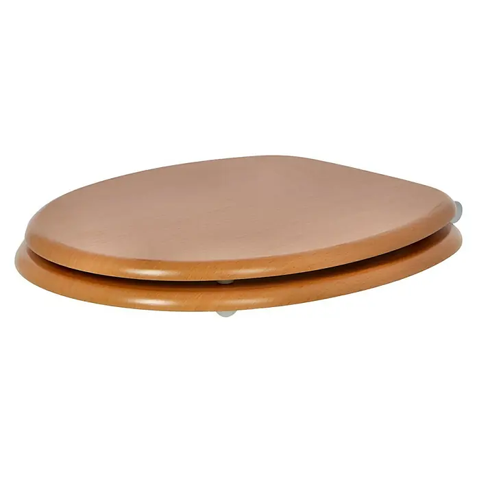 Poseidon WC-Sitz Tabea - MDF, Buche, Mit Absenkautomatik - Nahaufnahme eines geschlossenen WC-Sitzes aus Holz mit sichtbaren Scharnieren vor schwarzem Hintergrund.