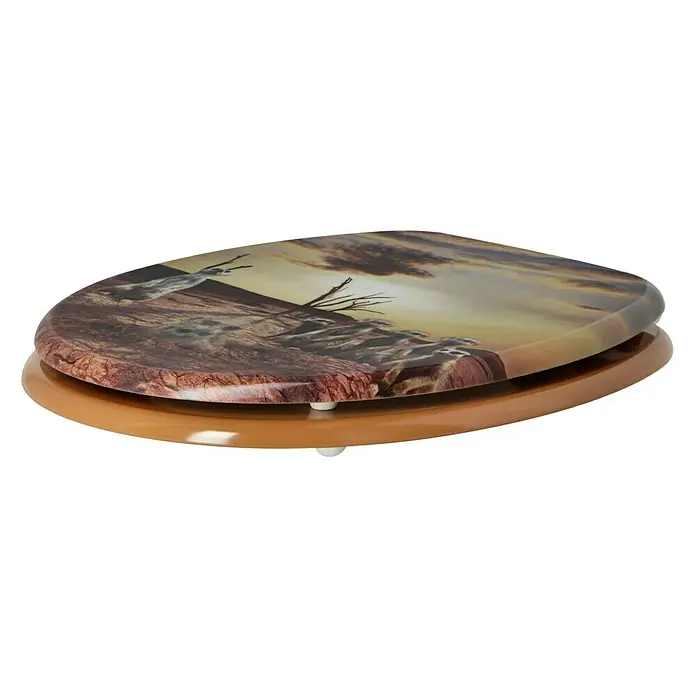 Poseidon WC-Sitz Desert 3D - MDF, Mehrfarbig, Mit Absenkautomatik - Ein ovaler Toilettensitz mit einem Wüstenmotiv, das Erdmännchen auf einem Felsen zeigt. Die WC-Brille hat eine hellbraune Basis.