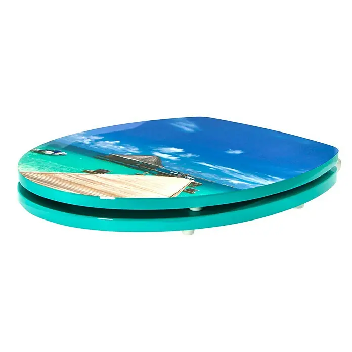 Poseidon WC-Sitz BoraBora - MDF, Blau, Mit Absenkautomatik - Ein Toilettensitz mit einem tropischen Strandmotiv, das Urlaubsgefühle ins Badezimmer bringt. Die Farben sind lebhaft und detailreich.
