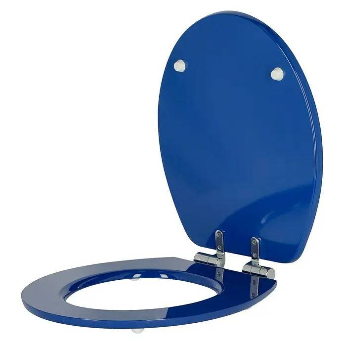 Poseidon WC-Sitz Hai 3D - Holz, Blau, Mit Absenkautomatik - Blauer Toilettensitz mit glänzender Oberfläche und Chrombeschlägen, leicht geöffnet auf schwarzem Hintergrund für Badezimmerdesign.