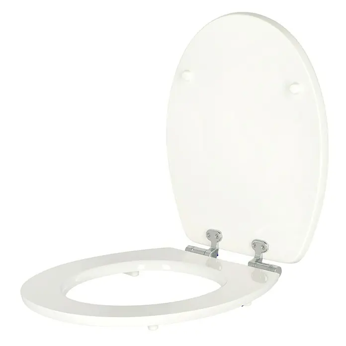 Poseidon WC-Sitz Ostsee - MDF, Mehrfarbig, Mit Absenkautomatik - Nahaufnahme eines weißen Toilettensitzes mit Chrombeschlägen, der auf einem schwarzen Hintergrund teilweise geöffnet ist.