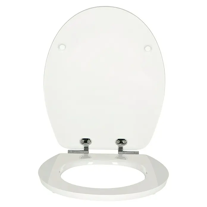 Poseidon WC-Sitz Kolorit - MDF, Weiß, Mit Absenkautomatik - Foto von einem weißen Toilettensitz. Der Toilettendeckel ist leicht geöffnet und die Chrombeschläge sind sichtbar.