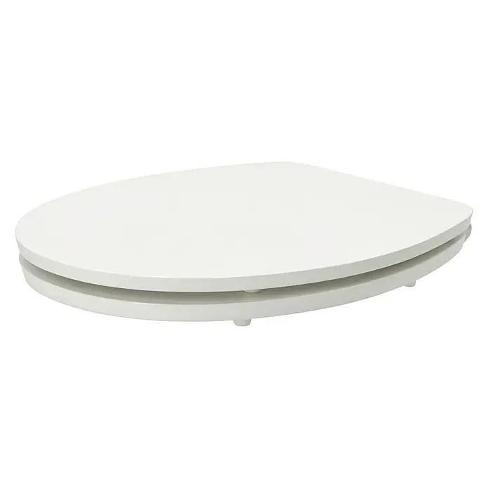 Poseidon WC-Sitz Kolorit - MDF, Weiß, Mit Absenkautomatik - Nahaufnahme eines weißen Toilettensitzes mit sanft geschwungenem Design auf schwarzem Hintergrund, der moderne Badezimmerästhetik zeigt.
