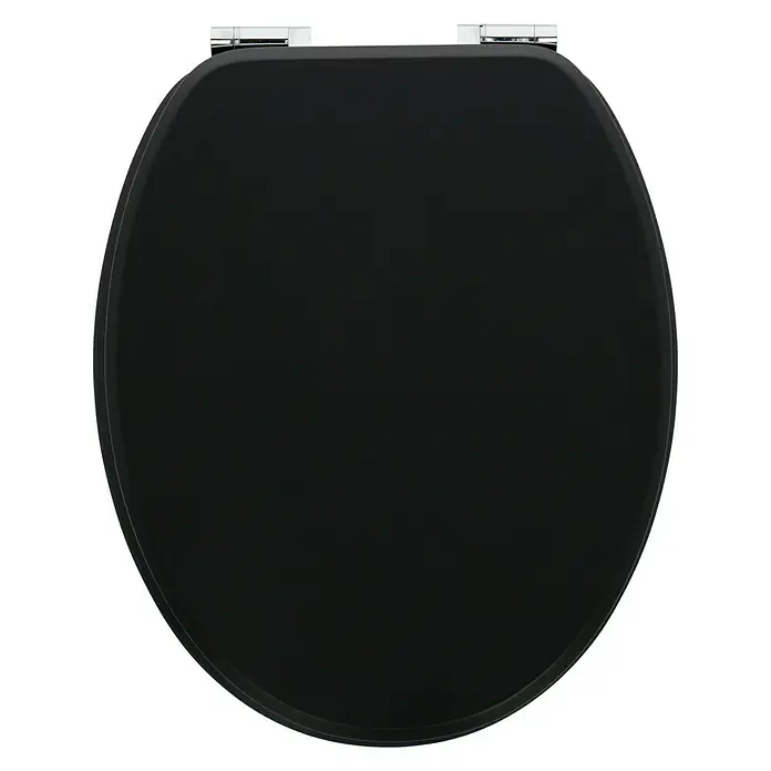 Camargue Tapa de WC Malik - Madera, Negro, Con caída amortiguada - Primer plano de un asiento de inodoro negro con una superficie brillante y bisagras plateadas, sobre un fondo oscuro.