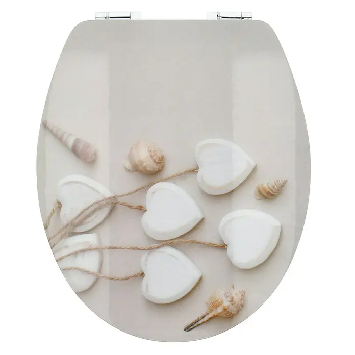 Poseidon WC-Sitz Mussel Beach - MDF, Mehrfarbig, Mit Absenkautomatik - Ein Toilettensitz mit einem Dekor aus weißen Herzen, Seilen und Muscheln, das eine maritime und romantische Atmosphäre ins Badezimmer bringt.
