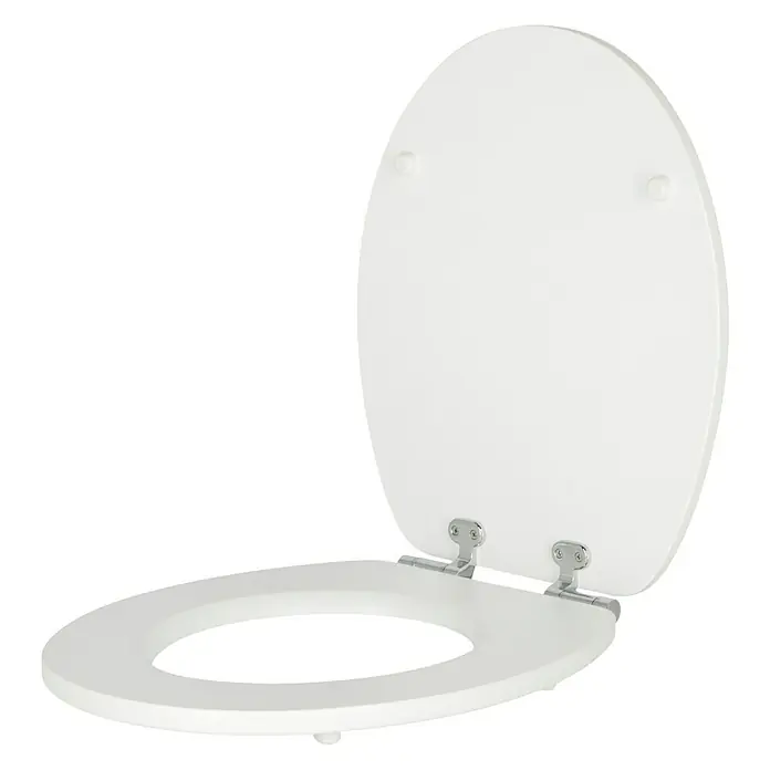 Poseidon Tapa de WC Heart - MDF, Gris, Con caída amortiguada - Asiento de inodoro de madera blanca con bisagras cromadas, que se muestra ligeramente abierto sobre un fondo negro.