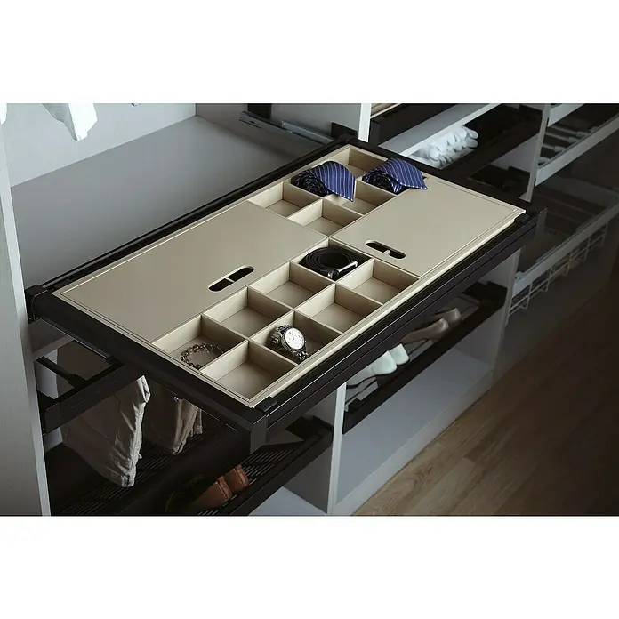 Estante para joyas Moka - L x An x Al: 485 x 964 x 70 mm, Ajuste de la anchura: 964 mm - 1.014 mm, Metal - Solución de almacenamiento inteligente: inserto de cajón extraíble con compartimentos para accesorios como relojes, cinturones y corbatas en el armario.