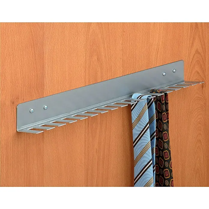Adinor Perchero para cinturones y corbatas - Largo: 490 mm - Un colgador de corbatas metálico de color plateado con dos corbatas colgando, montado en una pared de madera.