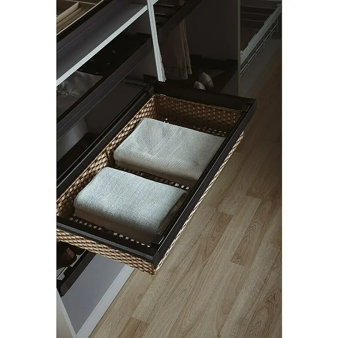 Cesta de ratán Moka - 485 x 664 x 70 mm, Ajuste de la anchura: 664 mm - 714 mm, Marrón - Cesta de almacenamiento con dos toallas cuidadosamente dobladas y guardadas dentro de un armario, creando una solución de almacenamiento organizada.