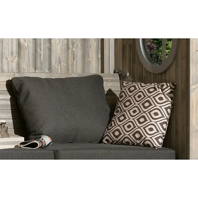Weka Sitzkissen-Set - Passend für: Weka Gartenlauben Bozen & Merano - Graues Kissen und gemustertes Kissen auf einer Couch mit Holzrahmen. Das graue Kissen ist einfarbig, während das andere ein braunes Muster hat.
