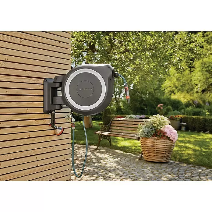 Gardena Wand-Schlauchbox RollUp M/L - Schlauchlänge: 25 m - Stimmungsaufnahme