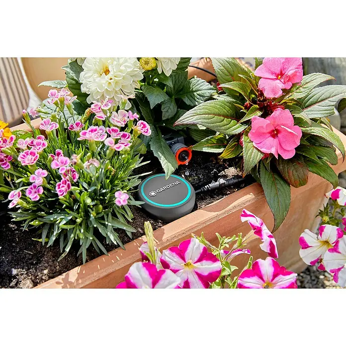 Gardena Bodenfeuchtesensor - Passend für: Gardena Bewässerungscomputer Flex/Select/Bluetooth®/Master/MultiControl duo - Detailansicht einer Bewässerungssteuerung von Gardena in einem Blumenkasten mit blühenden Pflanzen.