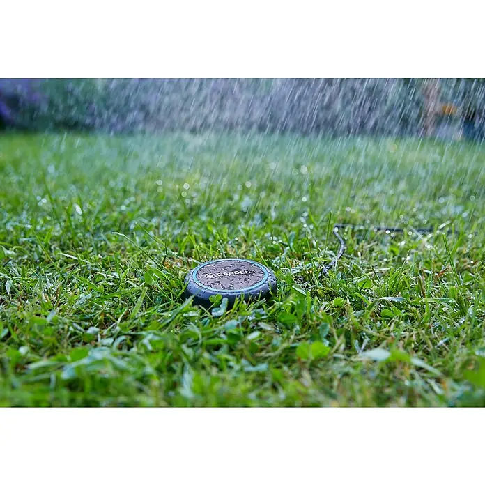 Gardena Bodenfeuchtesensor - Passend für: Gardena Bewässerungscomputer Flex/Select/Bluetooth®/Master/MultiControl duo - Der Gardena-Bewässerungssensor liegt im Gras, während es regnet und hilft, Wasser zu sparen, indem er die Bewässerung bei Regen stoppt.