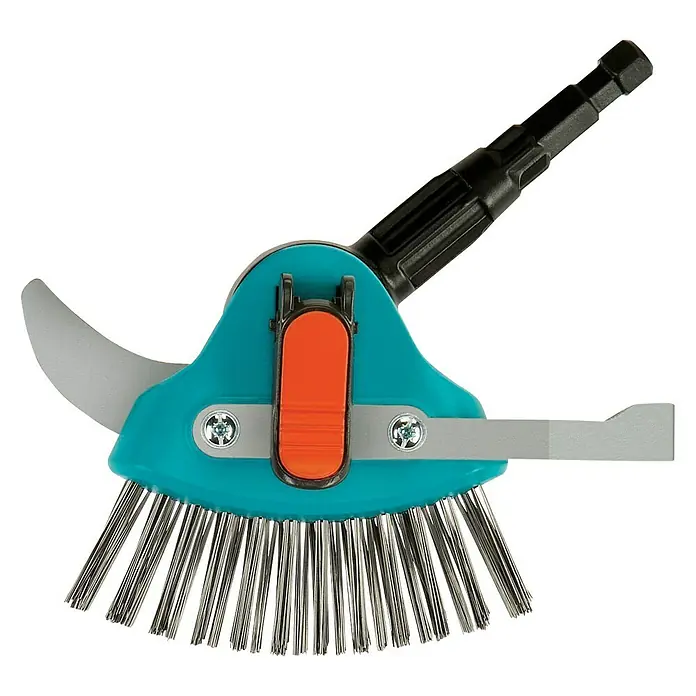 Gardena Combisystem Fugenkratzer 3in1 - Länge: 23,5 cm, Material Gerätekopf: Edelstahl - Das Bild zeigt eine Gardena-Fugenbürste mit Unkrautstecher und Fugenkratzer. Ideal für die Reinigung von Pflasterflächen.