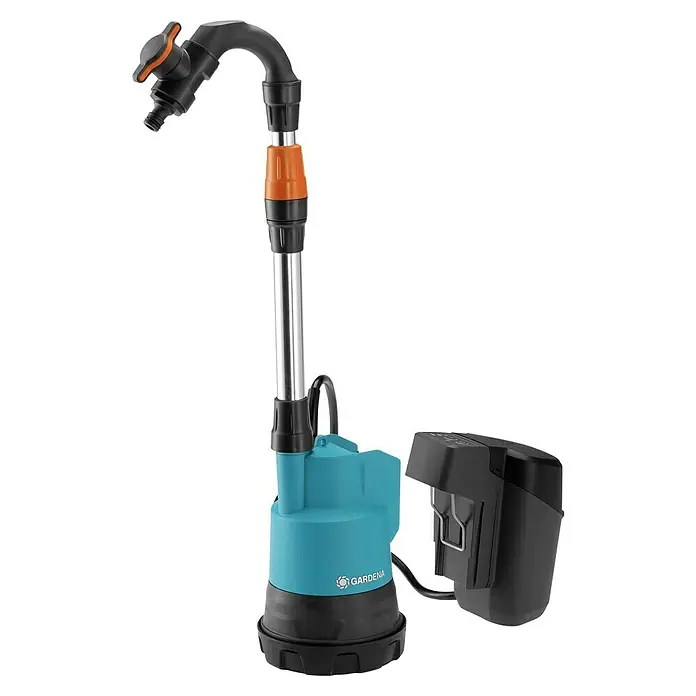 Gardena Power for All 18V Akku-Regenfasspumpe - 18 V, 1 Akku, Max. Fördermenge: 2.000 l/h - Das Bild zeigt eine Gardena Schmutzwasser-Tauchpumpe mit Zubehör, ideal für die schnelle und zuverlässige Entwässerung von verschmutztem Wasser.
