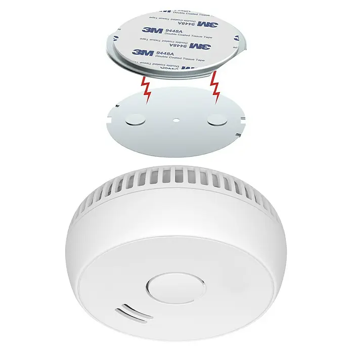 UniTEC Rauchwarnmelder Kriwan/TÜV - Durchmesser: 90 mm, Alarmsignal: 85 dB - Eine Nahaufnahme eines weißen Rauchmelders mit Montagezubehör, bestehend aus Klebestreifen und Montageplatte.