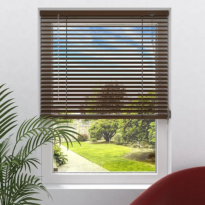 Expo Ambiente Jalousie - B x H: 140 x 175 cm, Braun, Aluminium - Braune Jalousien vor einem Fenster mit Blick auf einen Garten. Die Jalousien sind geschlossen, aber man kann den blauen Himmel sehen.