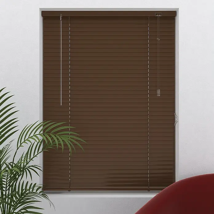 Expo Ambiente Jalousie - B x H: 140 x 175 cm, Braun, Aluminium - Braune Holzjalousien vor einem Fenster mit einer Pflanze im Vordergrund, die eine warme und gemütliche Atmosphäre schaffen.
