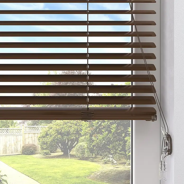 Expo Ambiente JalousieB x H: 120 x 175 cm, Braun, Aluminium - Nahaufnahme von braunen Jalousien vor einem Fenster, die Privatsphäre bieten und das Tageslicht filtern.\n