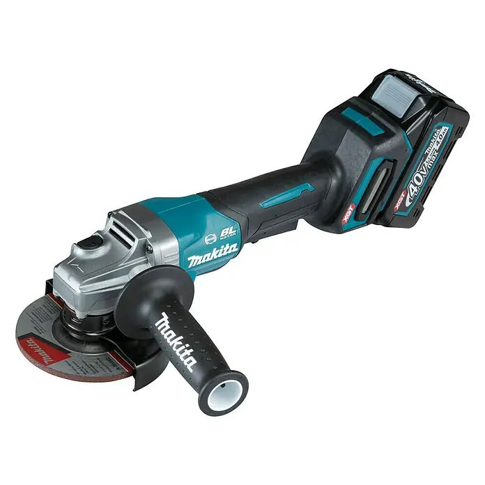 Makita XGT 40V max. Akku-Winkelschleifer GA013GM201 - 2 Akkus, 4 Ah, Leerlaufdrehzahl: 8.500 U/min - Abbildung eines Makita Akku-Winkelschleifers mit 40V max XGT Akku. Ideal zum Schleifen und Trennen verschiedener Materialien.
