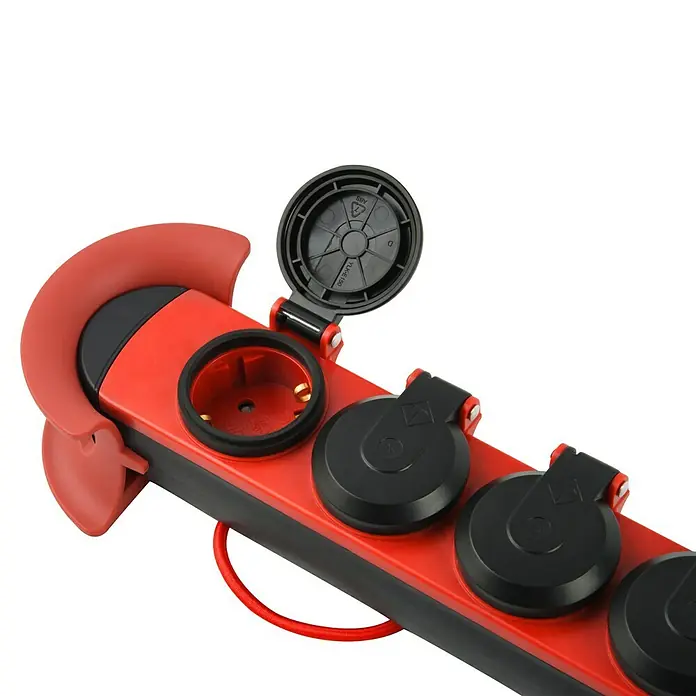 Base de enchufe múltiple - x 4, Negro/Rojo, Longitud del cable: 4 m, IP44, Con interruptor - Primer plano de una regleta roja con enchufes de contacto de protección y tapas abatibles, ideal para uso interior.
