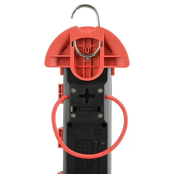 Base de enchufe múltiple - x 4, Negro/Rojo, Longitud del cable: 4 m, IP44, Con interruptor - Primer plano de una toma múltiple roja y negra con gancho para colgar, diseñada para un suministro de energía flexible.