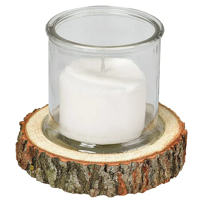 Dekokerze - Im Glas, Weiß/Braun - Kerzenhalter mit Stumpenkerze in einem Glas, platziert auf einer Baumscheibe. Rustikales Design für eine gemütliche Atmosphäre.