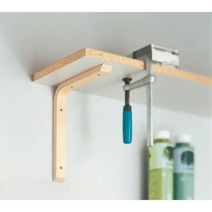 Dolle Konsole Thor - L x B x H: 240 x 30 x 290 mm, Natur - Regal mit gebogener Holzhalterung, befestigt mit Schrauben an einer weißen Wand. Ein Schraubstock hält etwas auf dem Regal fest.
