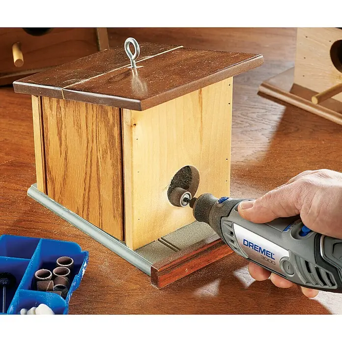 Dremel Multifunktionswerkzeug 3000-15 - 130 W - Werkzeugaufnahme: Der Dremel 3000 wird zum Glätten eines Lochs an einem Vogelhaus aus Holz verwendet. Präzise und vielseitig!