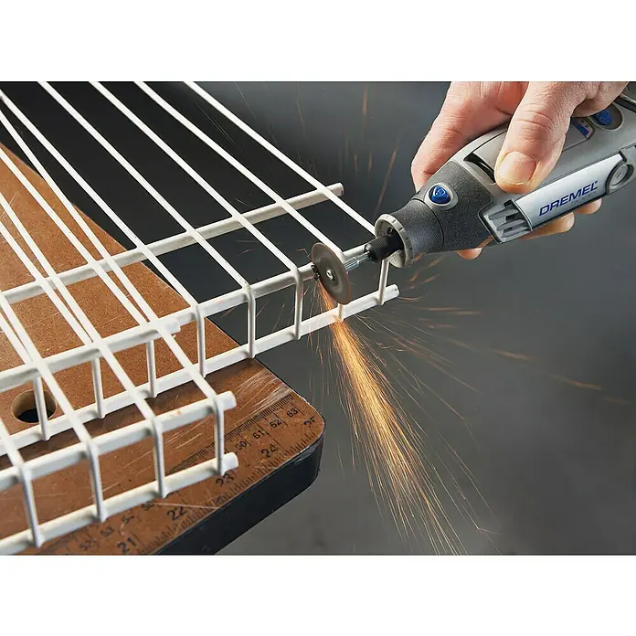 Dremel Multifunktionswerkzeug 3000-15 - 130 W - Ein Dremel Werkzeug schneidet ein Metallgitter, wobei Funken sprühen. Das Dremel-Werkzeug ist ideal für Heimwerkerarbeiten.